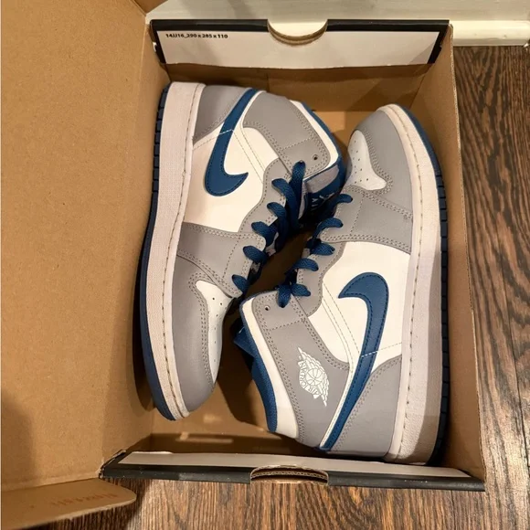 Air Jordan 1 mid (GS) True blue 5.5Y - Picture 6 of 7